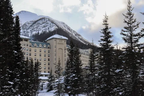 Castles of the North: The Fairmont Chateau Lake Louise �Ѷ���¶��˿���Ǳ��Ƶ�