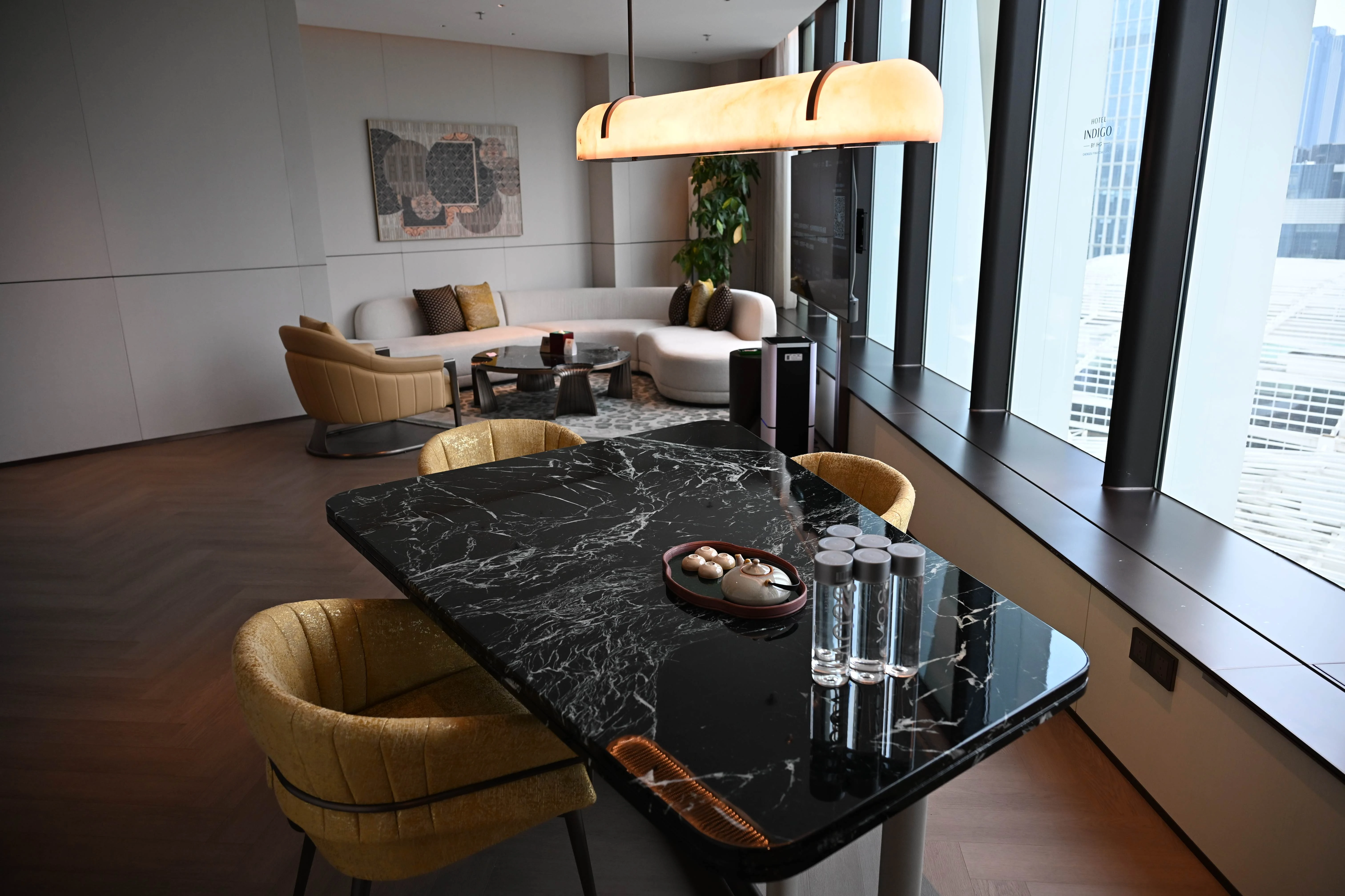 ���ɶ����ڳ�Ӣ�ϸ񡿽������⣬����Ħ�ǡ���԰�����׷���ס����