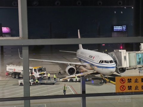 ��Զ�۳������������й����ʺ��� CA8224 LFQ-WUH �տ�A320-200 ���ò�