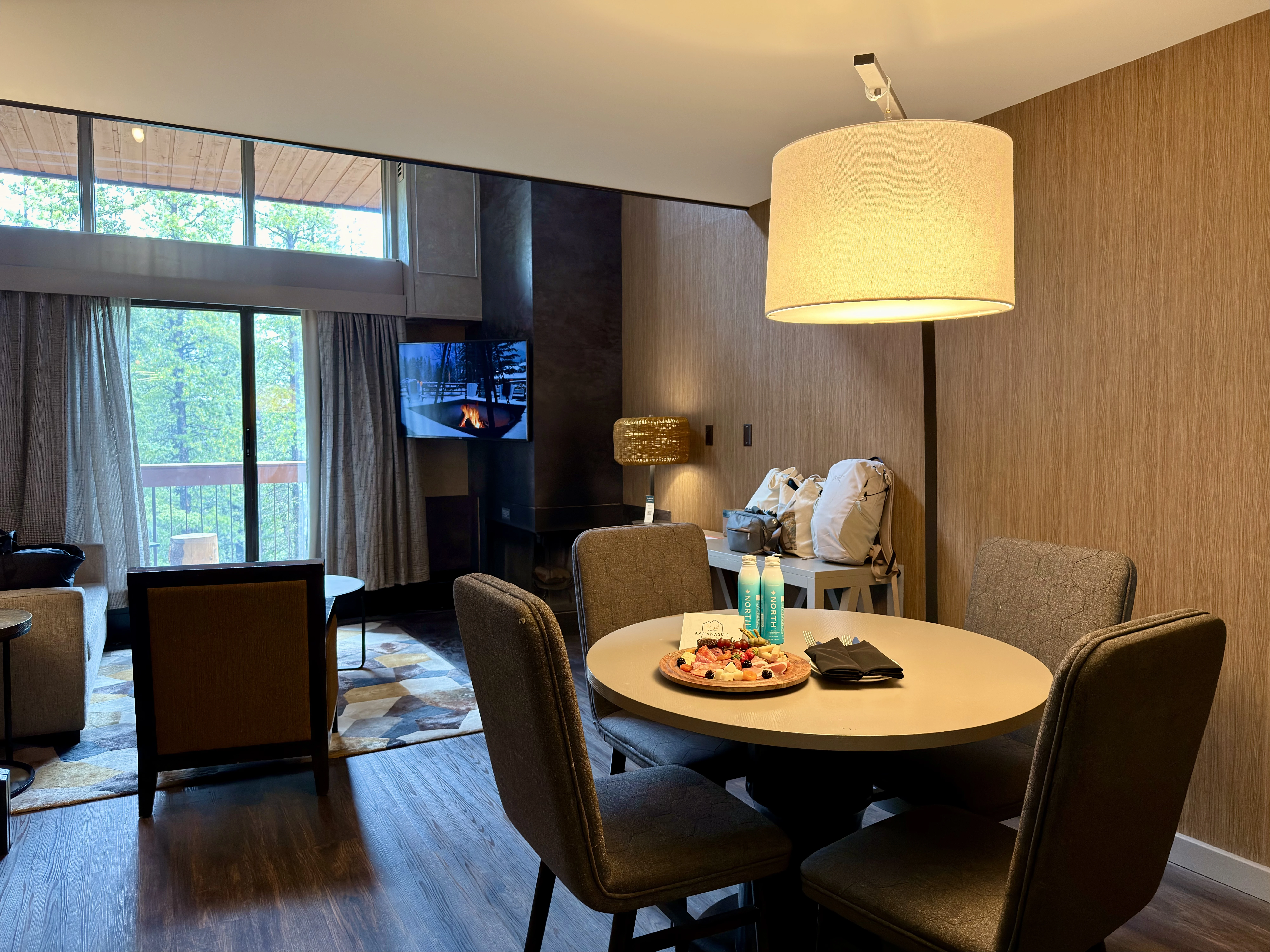 Ⱥɽ���ư�;�� G7��������ѡ��🇨🇦 Kananaskis Mountain Lodge ��ʽ�׷�һ����ƽ��