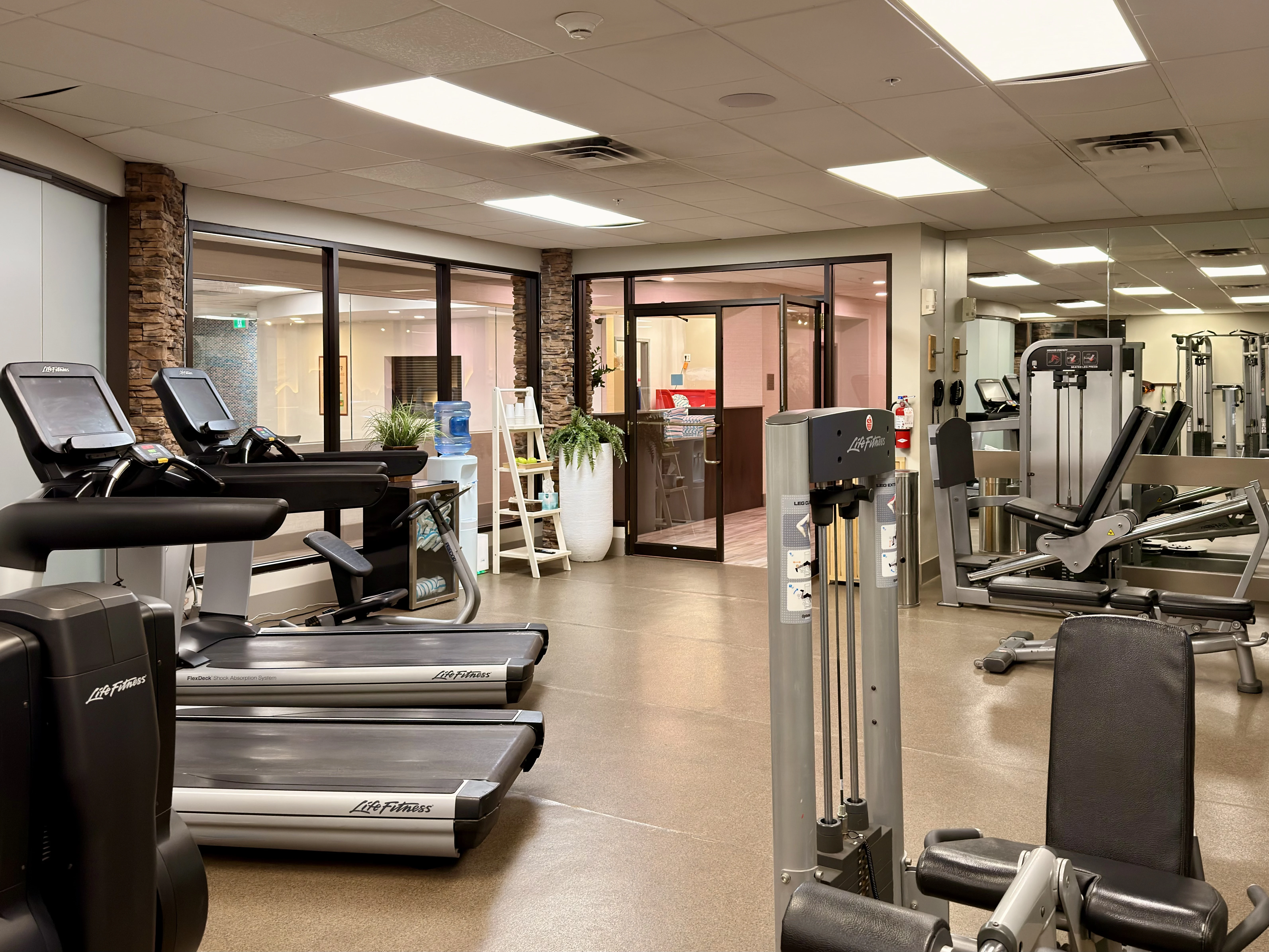 Ⱥɽ���ư�;�� G7��������ѡ��🇨🇦 Kananaskis Mountain Lodge ��ʽ�׷�һ����ƽ��