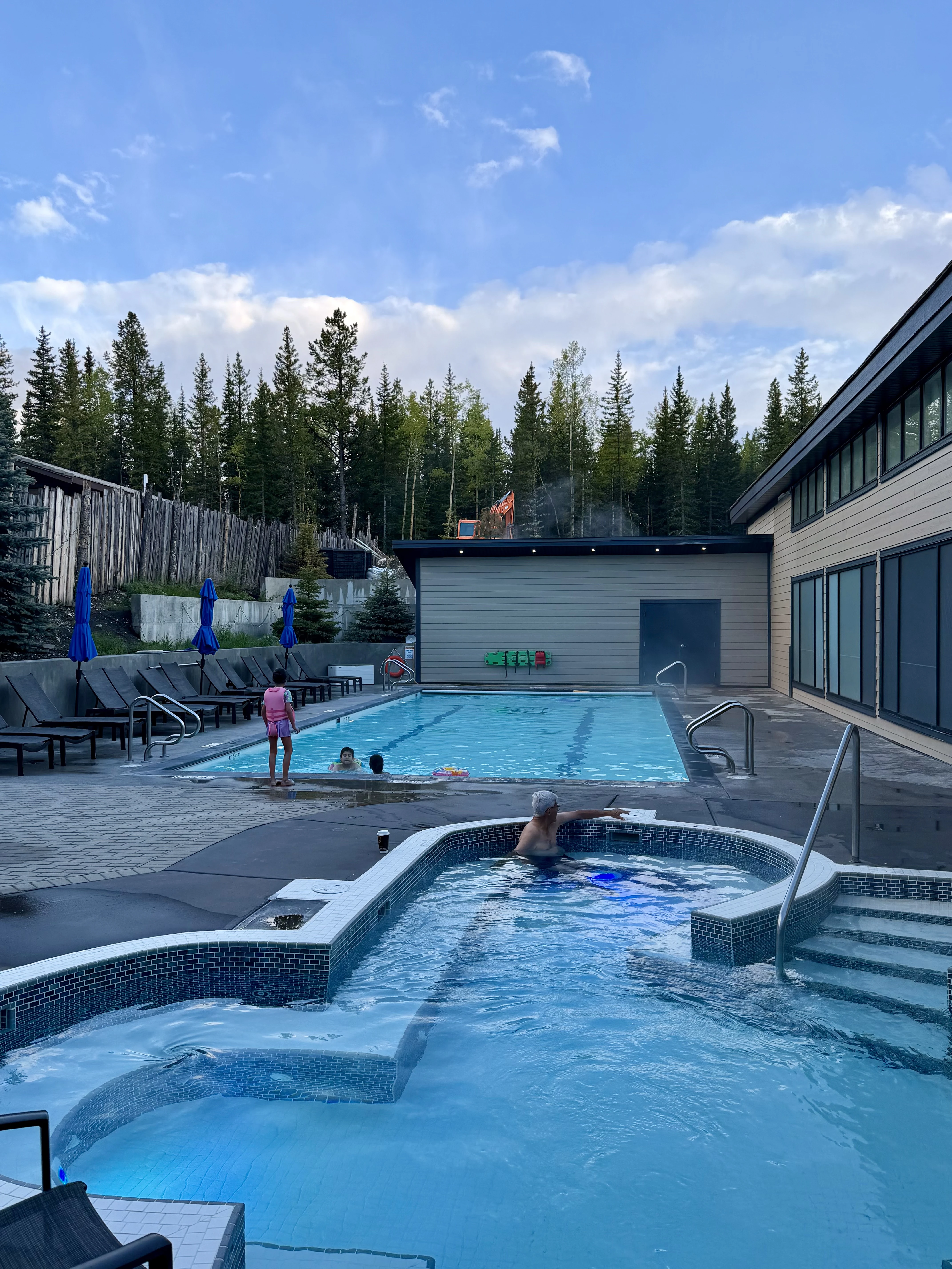 Ⱥɽ���ư�;�� G7��������ѡ��🇨🇦 Kananaskis Mountain Lodge ��ʽ�׷�һ����ƽ��