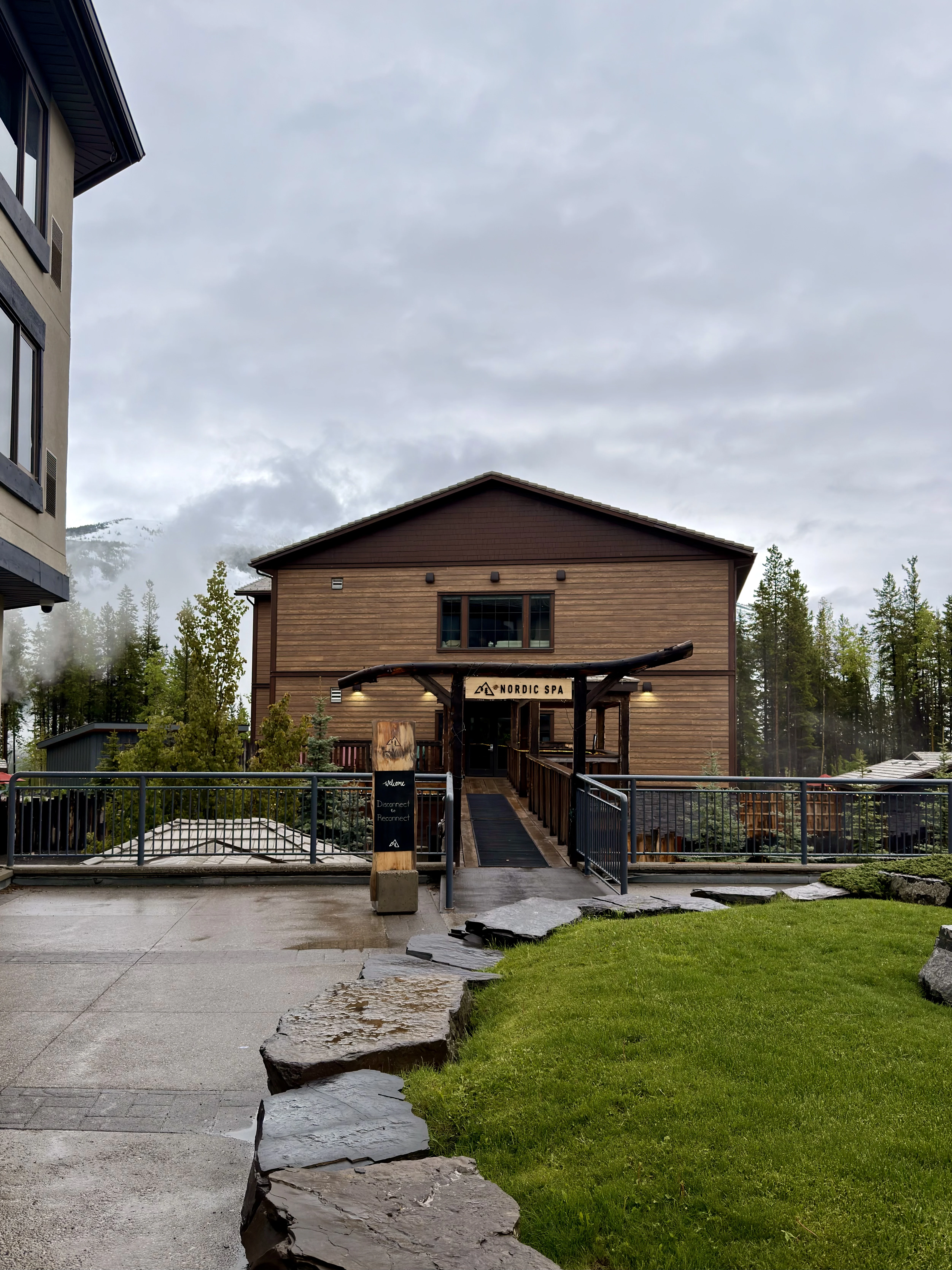 Ⱥɽ���ư�;�� G7��������ѡ��🇨🇦 Kananaskis Mountain Lodge ��ʽ�׷�һ����ƽ��