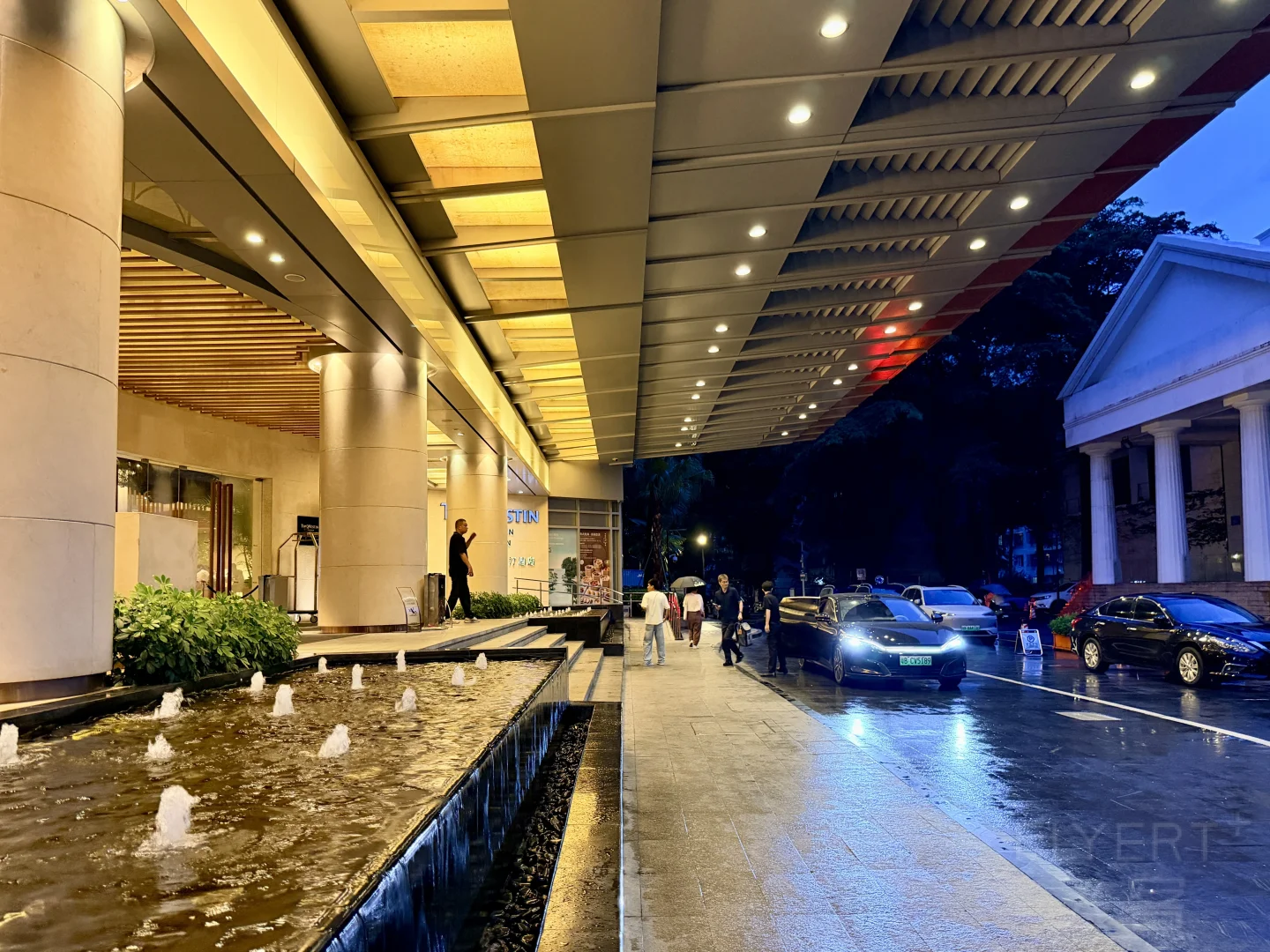 212149HKVFOEKFWRYJQLUX.jpg