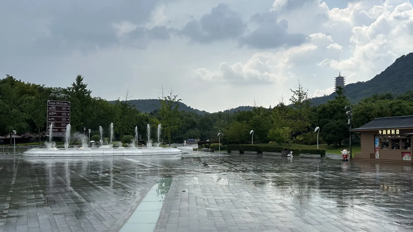 225432RWIRZTWYZAVNTIOC.jpg
