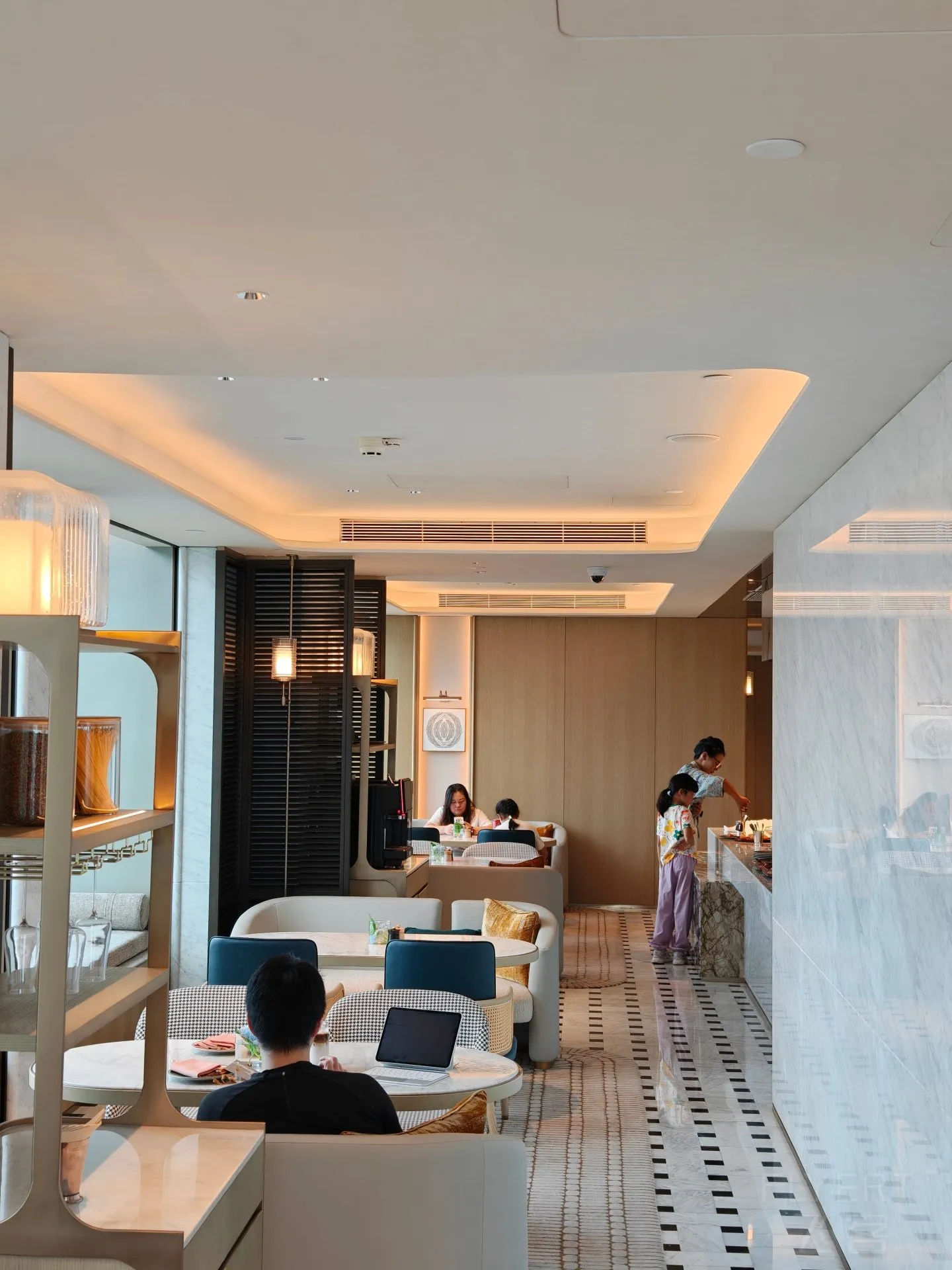 2317003EXoz73vvJSt58vA.jpg