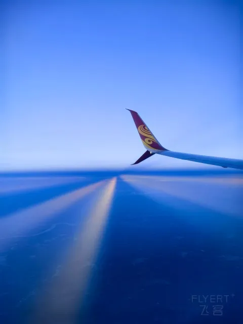 ��ʱ����������С����HU7153��PEK-NNG����������ץ���ɣ�һ·����Ϧ��׷