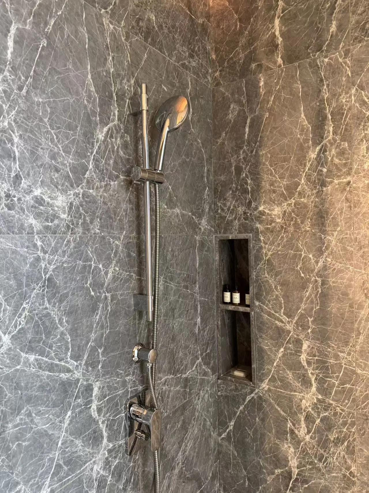 165954BSQVNRJZNVBIXUIR.jpg