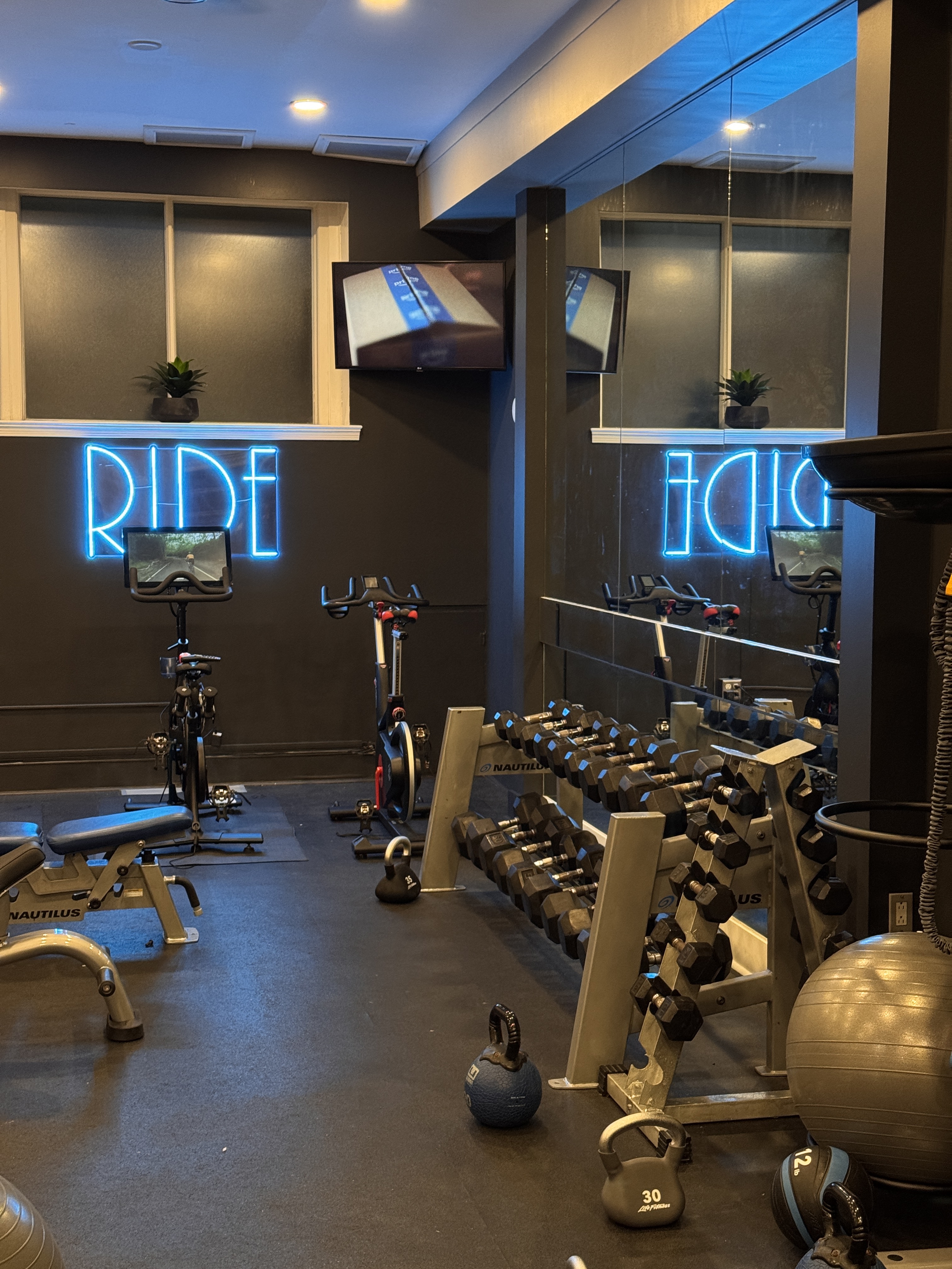 ����100������1927��·�������˹�����¾Ƶ�The Hotel SK��;��