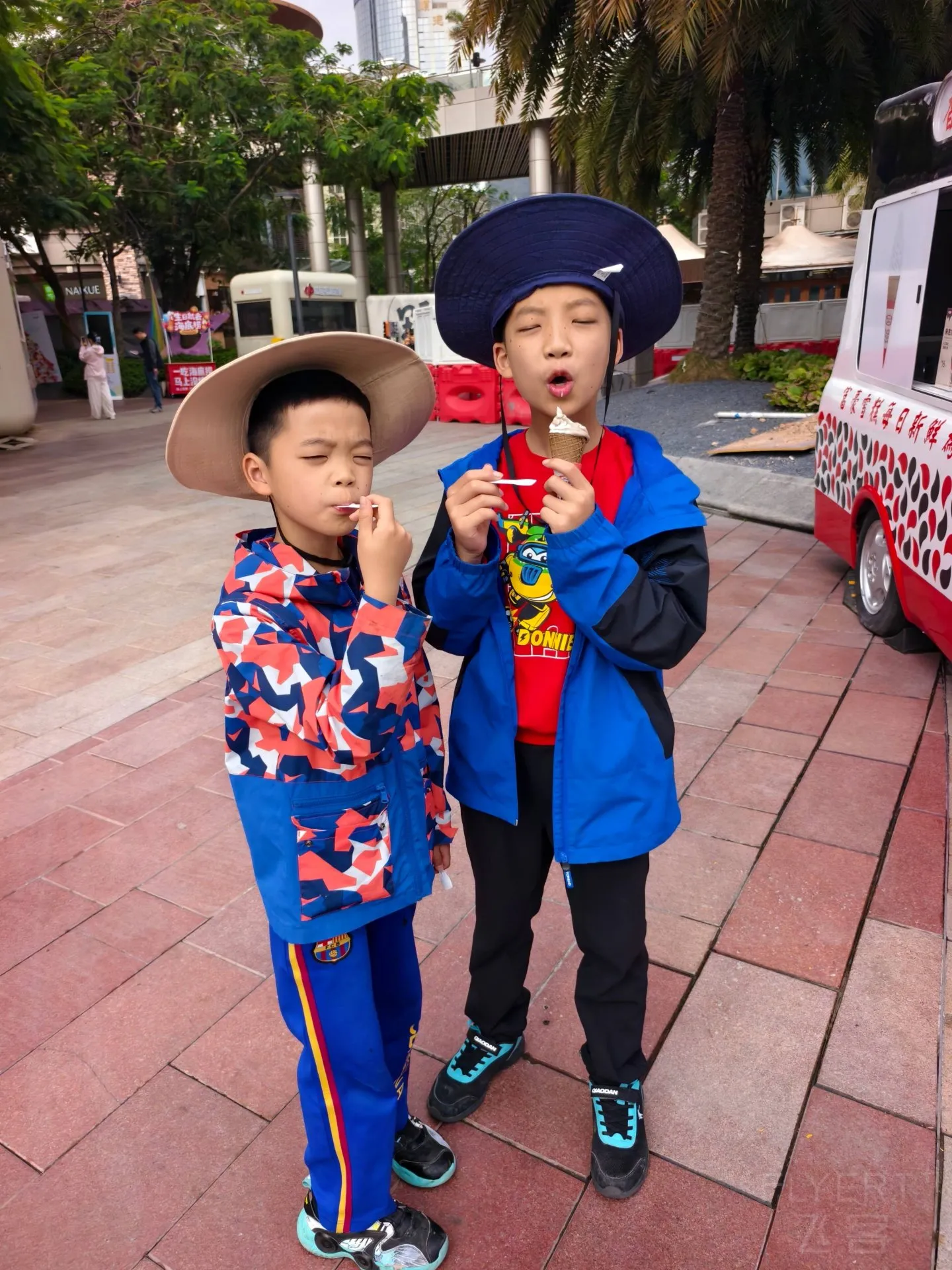 1358202cm6of1OKfOcTM7b.jpg